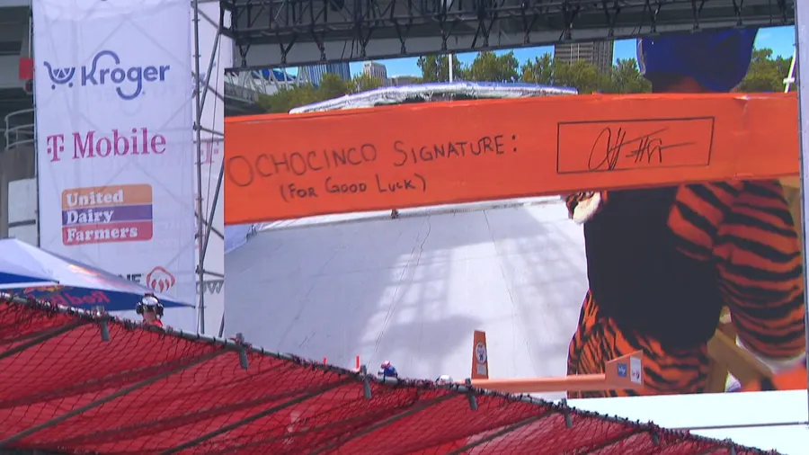 Signature on the glider's tail under a label reading 'Ochocinco signature'.